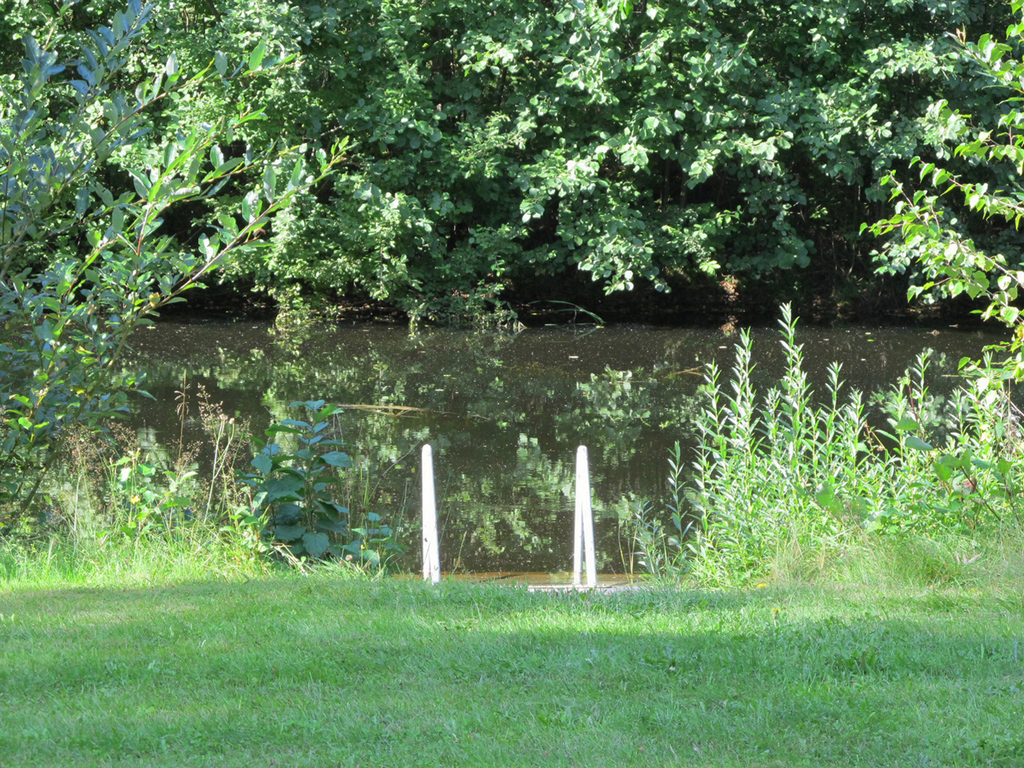 Matkailuvaunu etuteltalla havumetsän siimeksessä vaunualueella.